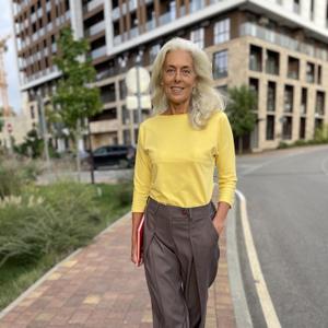 Они для работы, отдыха, вечеринки, путешествий. Не мнутся, держат форму.
Эта ткань делает шаровары женские невероятно удобными, а уход за ними — простым и радующим.

Комбинируются со всей капсулой одежды бренда MAZKA, которая вас тоже не оставит равнодушной.

Одни брючки решают проблему нечего надеть, не хочу думать, что одевать.

Помогут создать ваш личный стиль, и если у вас нет в гардеробе тех изюминок, вокруг которых создается стильный образ, они станут этой изюминкой.

Эксклюзивный дизайн, для тех кто любит быть заметным.

Могут ли брюки шаровары быть базовым предметом? Однозначно да. Сочетаются с разными верхами, с разной обувью.

Для среднего роста идеально.

Высокая посадка и сложный , широкий пояс с резинкой сзади- скорректируют все особенности, которые нам не нравятся.

«Волшебным» образом уйдут складки, которые появляются в районе талии и выше, сзади появится приятный объем, а объемные бедра скорректируются таким типом штанины.
Подчеркнутая манжетом, щиколотка добавит женственности. Для девчонок с пышными формами и для тех кто любит свободный стиль идеальный брючный вариант.

Стильные брюки для женщин, бананы oversize для лета и офиса (офисные).

Удобные, модные и универсальные – идеальный выбор для повседневных образов и стиля кэжуал (casual)!