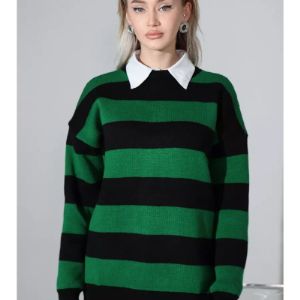 Стильный вязаный свитер с цветным принтом раскрасит ваш образ и привлечет внимание.