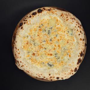 Неаполитанская пицца «4 сыра»:
сыр моцарелла, силано, дор блю, пармезан, сливочный соус