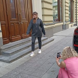 Костюм из плотного трикотажа Джерси. Брюки с отсрочкой, удлинённый пиджак оверсайз. Отлично скрывает недостатки, удлинняет силуэт. 
Состав: хлопок-60%
полиэстер:40%
Размеры: 46-54