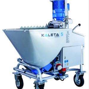ШТУКАТУРНАЯ СТАНЦИЯ «KALETA-5 380v»
 Технические характеристики:
длина	900 мм
ширина	720 мм
высота	1500 мм
объем подачи	900 мм
общий вес	220 кг
емкость корзины	135 кг
*производительность	6-60л
макс. давление закачки	30 atm
*расстояние подачи	20 м
двигатель насоса	5,5 кВт / 400 об / мин
двигатель корзины	1,1 KW/ 45 obr/min
компрессор HS-24	300л/мин
водяной насос	400 V

Потребляемая мощность: при пуске 11 кВт, при работе 7,5 кВт.
Наша компания предлагает:
-пуско-наладочные работы по вводу штукатурной станции в строй;
-демонстрационный показ по нанесению штукатурной смеси;
-обучение работе операторов штукатурной станции непосредственно на строительном объекте заказчика.
-постановка на сервисное обслуживание (при условии использования в работе сухих строительных смесей, гипсовых и цементных, торговой марки «Волма») и ремонт имеющихся на балансе предприятия штукатурных станций.