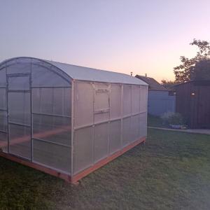 Каркас теплицы "Павильон" - вид сбоку

Ширина – 3м
Высота – 2.2м
Длина – 2,4,6,8м
Описание:
Каркас из стальной оцинкованной профильной трубы размерами:
Торцы 20х30 мм. и перемычка 20х30 мм.
Дуги двойные 20х30 мм. и 20х30 мм., крабовое соединение, 9 продольных перемычек соединяются с дугими в одной плоскости, что даёт полное прилегание поликарбоната ко всей конструкции каркаса , тем самым увеличивает срок службы.
С шагом между дугами 0,65 метра или 1 метр.
2 двери, 2 форточки, евро ручки, 2 крючка.
Полный комплект фурнитуры и кровельных саморезов для сборки теплицы.
Возможность увеличения теплицы на любую длину кратно 2-ум метрам (10,12,14 метров и т.д.)