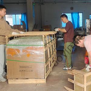 Хрупкие предметы упаковываются в деревянные стеллажи