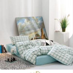 Стиранный хлопок — натуральная ткань для постельного белья из 100% хлопкового волокна. Проходит предварительную стирку на производстве, благодаря чему становится мягкой, матовой и приятной к телу уже с первого использования. Хорошо пропускает воздух, впитывает влагу, не электризуется и подходит для ежедневного сна в любое время года. Ткань устойчива к многократным стиркам, не дает сильной усадки и сохраняет форму и цвет. Оптимальный выбор для комфортного и долговечного постельного белья.