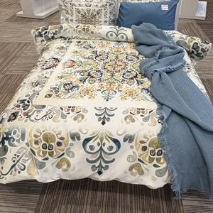 Эксклюзивный комплект постельного белья из сатина 300 TC с 3D-принтом.
Роскошный орнамент, вдохновлённый восточными мотивами, с тонкой симметрией и богатой детализацией создаёт эффект изысканной мозаики. Объёмный 3D-принт подчёркивает глубину узора и придаёт интерьеру атмосферу утончённой экзотики. Плотный сатин 300 TC отличается шелковистой гладкостью, благородным мягким блеском и высокой прочностью, обеспечивая ощущение роскоши и гармонии в каждой детали.