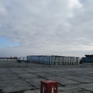 Морской порт Астрахань. Партия новых пластиковых мусорных баков , прибывших на морском судне из Ирана.