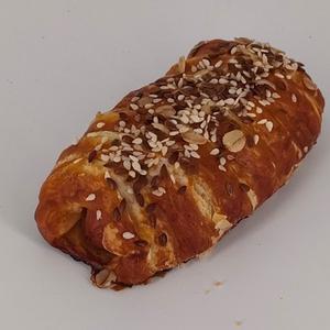 Слойка с сосиской 90г
Сосиски &#34;Мясницкий дом Бородина&#34; (свинина, говядина, вода, меланж яичный, молоко сухое, соль, регулятор кислотности трифосфат и пирофосфат натрия, сахар, перец черный, кардамон, перец душистый, антиокислитель аскорбиновая кислота, нитрито-посолочная смесь (соль, фиксатор окраски, нитрит натрия)), мука пшеничная хлебопекарная высший сорт, вода питьевая, масло сливочное, сыр гауда [молоко нормализованное, соль поваренная пищевая, бактериальная закваска мезофильных молочнокислых микроорганизмов, технологическое вспомогательное средство-уплотнитель хлорид кальция, ферментный препарат животного происхождения-лезоцим, консервант - нитрат калия, технологическое вспомогательное средство-сычужный фермент животного происхождения, краситель - аннато], сахар, молоко питьевое пастеризованное, сода пищевая , соль, хлопья овсяные, семена льна, семена кунжута белые , дрожжи хлебопекарные прессованные.