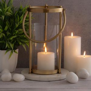 Эффектный дизайн  делает подсвечник «Никитинский уголок» выразительным напольным орнаментом. Вместе со свечой высокий подсвечник привносит в обстановку нотку романтики, аристократизма и живого тепла. Идеально дополнит собой  гостиную, столовую, спальню.