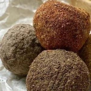 Швейцарский сыр в обсыпке из красной сладкой паприки. Имеет интенсивный вкус и длительное послевкусие.