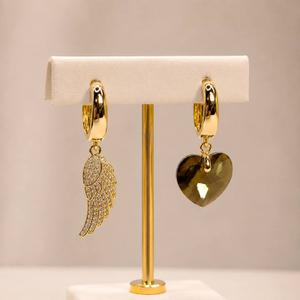 Асимметричные серьги с кристаллами Swarovski. Современный дизайн и эффектное сияние.