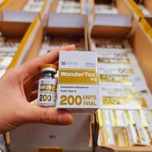 WonderTox 200U — это высокоочищенный ботулинический токсин типа A, произведённый в Южной Корее компанией Chong Kun Dang. Он предназначен для профессионального использования в эстетической медицине и одобрен Министерством продовольствия и медикаментов Кореи (KFDA).

💉 Основные характеристики

Активное вещество: Clostridium botulinum toxin type A, 100 единиц (U).

Состав:

Гуманный альбумин: 0,5 мг.

Хлорид натрия (изотонический агент): 0,9 мг.

Форма выпуска: Флакон с лиофилизированным порошком, который необходимо растворить физиологическим раствором перед применением.

Хранение: В холодильнике при температуре 2–8 °C. Не замораживать и защищать от света.

Срок годности: 36 месяцев с даты изготовления.