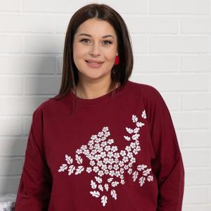 Блузка трикотажная бордовая от бренда LT Collection станет вашим фаворитом в летнем гардеробе. Свободный силуэт обеспечивает комфорт и легкость движений, а изысканный декор добавляет нотку шарма. Классическая округлая горловина, аккуратно окантованная обтачкой. Плечо спущено, рукав длиной 3/4. Эта блуза идеально подойдет для создания стильных повседневных и расслабленных образов. Носите ее с джинсами, шортами или легкими брюками, чтобы подчеркнуть свою индивидуальность и насладиться комфортом в летние дни.