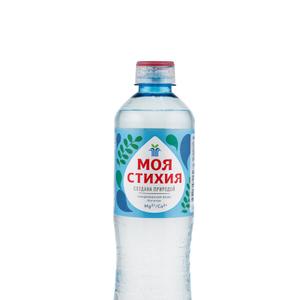 Вода «Моя Стихия» 0,5 л пэт с газом– уникальный продукт из самоизливающегося «равнинного» источника, по своему составу не уступает горной воде.
Вода богата минералами от природы, не требует искусственного насыщения витаминами и минералами.
Источник находится в селе Архангел Владимирской области.
Минеральная природная вода добывается в экологически чистом районе, где много зеленых деревьев и свежий воздух.
Влияние природного состава, питьевой воды  «Моя Стихия» на организм человека:
1.	Гидрокарбонаты влияют на улучшение пищеварения.
2.	Кальций способствует укреплению костей и зубов.
3.	Магний способствует снижению утомляемости.
4.	Натрий поддерживает кислотно-щелочной баланс.
5.	Калий участвует в нормализации сердечной деятельности и поддержании мышечного тонуса