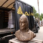 "Деловые Линии" доставили скульптуры Александра Невского в Санкт-Петербург