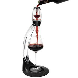 Декантер для вина на подставке - подарок настоящим ценителям вина! 
Люди хоть чуть-чуть разбирающиеся в винах знают, что перед тем, как пить хорошее вино, ему надо дать &#34;подышать&#34; или &#34;декантироваться&#34;. Для этого придумали &#34;магический декантер&#34; — устройство, которое с лёгкостью поможет осуществить все эти цели и удивить Ваших гостей такой особой манерой подачи вина! 
Декантирование делает сам процесс подачи вина более эстетичным. Декантация (декантирование) – это процесс отделения вина от осадка и насыщение его кислородом. Во время декантации вино насыщается кислородом (этот процесс называют аэрацией), сглаживаются его резкие тона, вкус становится более насыщенным и благородным. 
Аэратор устроен таким образом, что проходящий через него поток вина насыщается многочисленными пузырьками воздуха. В результате аэрации вы получаете вино без лишних запахов и привкусов. Перед процессом декантирования бутылку с вином необходимо сутки подержать в вертикальном положении, чтобы осадок осел на дно.