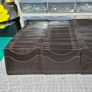 Картхолдеры. Изделия из кожи. СКСтиль. ОПТ.
Картхолдеры выполнены их кожи хромового дубления. Слоты под карточки расположены с двух сторон по 2 отделения. Все края отшлифованы, прошиты.