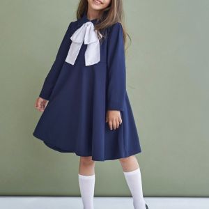 Платье для школы в синем цвете с белоснежным бантом 
Размеры 128-164 
Состав:50%полиэстер, 50% вискоза