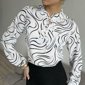 Блузка нарядная в офис: 
97% полиэстер, 3% эластан
Покрой: оверсайз 
Без застежки
Горловина: круглый
Элементы: шнуровка, аппликация
Под ключ:680