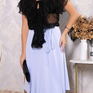 Платье нарядное в чёрно-голубом цвете от бренда LT Collection — отличный выбор для особых событий. Модель с отрезной талией и резинкой, которая обеспечивает комфорт и подчеркивает фигуру. V-образный вырез украшен нежным воланом, добавляя романтичности. Рукава-крылышки придают образу легкость. Юбка А-силуэта с клиньями имеет спереди рельефные разрезы. В комплекте пояс-шнурок из основной ткани, который подчеркивает талию и завершает образ.