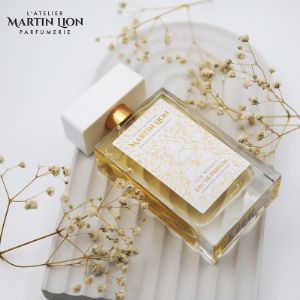 Женская линия представлена в белоснежном дизайне и представляет уже 102 аромата.
Объем каждого флакона 50мл, стильная с золотым глиттерным тиснением упаковочная коробка.