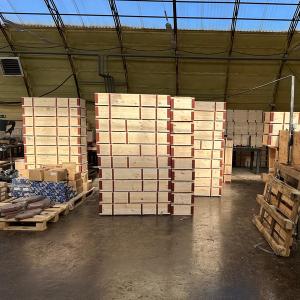 Склад готовой тары и заготовок — серийное производство деревянной упаковки: ящики, обрешётка, контейнеры. Стабильные партии, повторяемость размеров и качества.