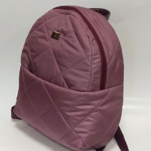 Легкий, стильный рюкзак из прочной стеганой курточной ткани с удобным скрытым передним карманом, внутри карман. Размер: 30*28*10см