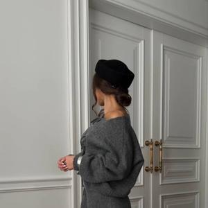 Двойка костюм (кардиган на завязках+юбка)
Из мягкой теплой пряжи 
Состав: вискоза 40%, пэ 20%, эластан 10%, акрил 30% 
Размеры: стандарт