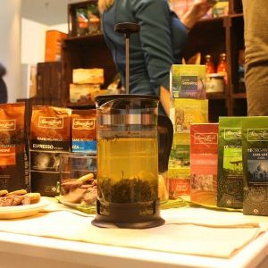 Органические чай и кофе. Simon Levelt закупает органик-кофе и органик-чай напрямую с плантаций. Компания контролирует не только выращивание, но и дальнейший процесс обработки чая и кофе.