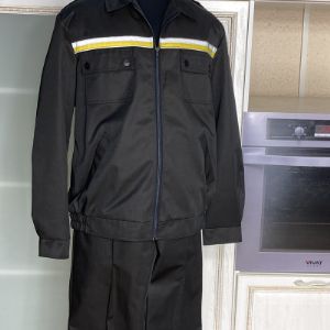 Модель 241/207 – 94,95 BYN
Костюм мужской производственный для защиты от общих производственных загрязнений. Состоит из куртки и брюк.