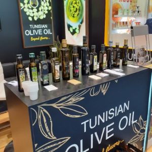 Лучшее оливковое масло найти нелегко, и если вы похожи на большинство людей, вполне возможно, что у вас никогда не было по-настоящему превосходного оливкового масла первого холодного отжима. Хорошая новость заключается в том, что после того, как вы попробуете высококачественное оливковое масло, ваша жизнь никогда не будет прежней.
Тунисское оливковое масло высшего сорта, такое полезное, такое вкусное, запрошенное в США, БРАЗИЛИИ, ЯПОНИИ. Уникальный бренд вкусного оливкового масла в Средиземноморском бассейне, естественно органический, без пестицидов или химических удобрений. Наша семья веками владеет оливковой рощей, такой фруктовой и богатой витаминами, которая сохраняется в целости и сохранности благодаря нашему процессу экстракции. Тунисское оливковое масло уникально, так как оно богато полифенолами. Мы можем позволить себе оливковое масло первого отжима, оливковое масло первого отжима и органическое оливковое масло. Мы ищем специальных дистрибьюторов, которые ищут особое, полезное и натуральное оливковое масло.