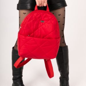 Легкий, стильный рюкзак из прочной стеганой курточной ткани с удобным скрытым передним карманом с одним отделением.