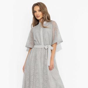 Платье кружевное серое на трикотажном подкладе от компании Charutti. Модель свободного силуэта. Воротник-стойка переходящий в планку с застёжкой на петли и пуговицы. Короткие рукава-реглан. Тканевый пояс входит в комплект. Это Ваш отличный образ, в котором вы всегда чувствуете себя уверенно.