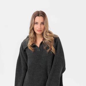 Красивый и уютный женский вязаный свитер из качественной пряжи. Отлично подходит для повседневной носки и создания стильных образов.