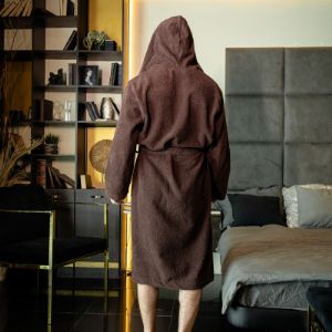 Махровый коричневый халат с капюшоном, выполнен из 100 % хлопка, двухкольцевой нити. 380 гр. плотности