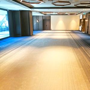 Ковровые покрытия для конференций залы
Состав: 80% Шерсть 20% Полиамид
Плотность: 7/9
Высота ворса:8мм
Обшая Высота:11мм
Весь ворса: 941 гр/м2
Обший весы:1967 гр/м2
Основа: Джут
Пожарный сертификат: КМ2