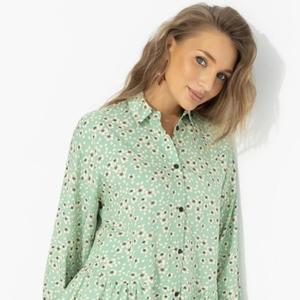 Рубашка вискозная с цветочным принтом от компании Charutti. Тренд на новую женственность звучит всё громче: romantic core, силуэты ladylike, мягкий ретро-акцент 60-х. Эта рубашка попадает точно в волну. Мятный оттенок освежает палитру сезона, мелкий цветочный принт добавляет винтажного шарма, а баска придаёт образу романтичный флёр. Нежно – но с чётким пониманием, кто здесь главная.