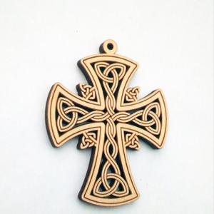 Крест с орнаментом
Авторские изделия.
Страна изготовитель Россия
Белгородская обл.
Размер 7,9*6,1 см.