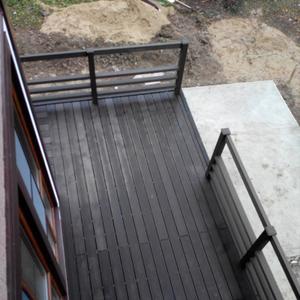 Террасная доска Polydeck — центральный элемент наружного обустройства загородного участка. Настил из ДПК не требует покраски, пропитки и ежегодного обслуживания: поверхность промывается водой раз в сезон. Антискользящая текстура «Вельвет 3Д» безопасна в дождь и удобна босиком. В нашем портфолио — террасы для частных домов, жилых комплексов и коммерческих объектов: от небольших патио до эксплуатируемых кровель площадью более 500 м².