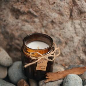 Интерьерные свечи — это не только источник света, но и мощный элемент декора, который может преобразить любое пространство. Их мягкое тепло и уютный свет создают атмосферу комфорта и гармонии. Могут быть изготовлены из кокосового, соевого восков с деревянным или хлопковым фитилём. Также возможно добавление ароматов и декора. Они не только создают неповторимую атмосферу, но и становятся настоящим украшением пространства.