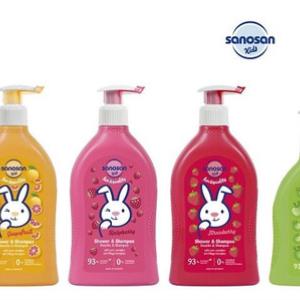 sanosan Kids — нежная забота для здоровой детской кожи

Линейка sanosan Kids создана специально для ежедневного ухода за чувствительной кожей детей. В основе продукции — продуманная формула, которая сочетает эффективность, безопасность и приятные ощущения от использования.

Ключевые особенности состава:

Не менее 90% ингредиентов натурального происхождения (в соответствии со стандартом ISO 16128) — это гарантирует мягкость и бережное отношение к нежной детской коже.

Полное отсутствие критических компонентов: продукция не содержит микропластика, SLS, SLES, парабенов, силиконов и керосина. Родители могут быть уверены в безопасности каждого использования.

Ценный ухаживающий комплекс с органическим экстрактом оливы и молочным белком помогает защитить кожу от пересушивания, сохраняя её мягкой и увлажнённой.

Особо мягкие очищающие вещества обеспечивают деликатное очищение, не нарушая естественный защитный барьер кожи.

Эмоциональные и практические преимущества:

Любимый детьми фруктовый аромат делает процесс купания и ухода радостным и приятным.

Формула отмечена наградами, что подтверждает её высокое качество и доверие специалистов.

Продукция ориентирована на потребности современных семей: она понятна, надёжна и даёт родителям уверенность в правильном выборе с первого взгляда.

sanosan Kids — это гармония природы, науки и любви к детям. Линейка помогает сохранить кожу здоровой, а каждый день — наполненным комфортом и улыбками.