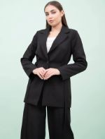 Женский черный пиджак с ремешком