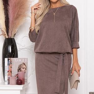 Платье замшевое с поясом от компании Avili. Модель прямого силуэта. Воротник-стойка. Цельнокроеные рукава длиной 3/4 на манжетах. Линия талии с напуском. Идеальный выбор для Вашего стильного гардероба.