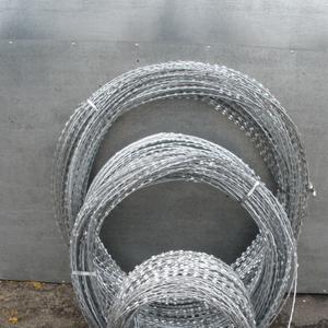 Заграждение изготавливается путем навивки  завальцованой армированной колючей ленты на барабан диаметром от 400 мм до 1250 мм в количестве 100 витков. Соседние витки соединяются специальными стальными оцинкованными скобами согласно выбранному варианту исполнения. Заграждение одного и того же диаметра, в зависимости от количества установленных скоб (клещевок), имеет разную рекомендованную длину растяжки.