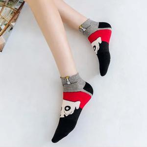 Модные цветные носки для девочек

Яркие и стильные носки, созданные специально для девочек. Мягкие, удобные и безопасные материалы обеспечивают комфорт на каждый день, а модные цвета и веселые дизайны подчеркивают индивидуальность и делают образ более выразительным.