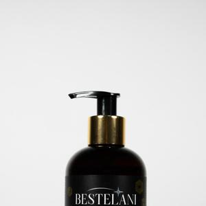 Гель для душа Honey touch

Гель для душа из линии «Медовая» — идеальное средство для бережного очищения и ежедневного ухода. Уникальная формула, обогащенная экстрактом меда и компонентами на его основе, а также растительный комплекс обеспечивают нежность и увлажнение кожи. 

В составе геля Honey touch — экстракты центеллы азиатской, имбиря и гинкго билоба, которые положительно воздействуют на общее состояние кожи. Натуральный прополис, пыльца и маточное молочко обладают питательными свойствами, смягчают и увлажняют.

Нежная текстура геля бережно очищает, не пересушивая кожу. Хорошо пенится, окутывая тело мягким ароматным облаком, и дарит наслаждение во время каждого купания.

Используйте весь комплекс средств по уходу за кожей из линии «Медовая», чтобы получить максимальный эффект:

медовый скраб Honey smooth — бережно очищает, освежает и омолаживает;
медовый лосьон Honey silk – интенсивно увлажняет.
Откройте для себя истинное блаженство от аромата и ощутите, как кожа преображается под нежным воздействием геля для душа из линии «Медовая»!

Применение
Нанесите достаточное количество продукта на влажную кожу. Помассируйте круговыми движениями, смойте теплой водой. Рекомендуется использовать в сочетании с лосьоном для тела Honey silk из линии «Медовая» для достижения максимального эффекта.


Подходит для ежедневного применения.

Состав
Aqua, Sodium Coco Sulfate, Cocamidopropyl Betaine, Coco Glucoside, Sodium Cocoamphoacetate, Pentylene Glycol, Fragrance, Aloe barbadensis leaf juice, Glycerin, Sodium Сitrate, Hydroxyethyl Urea, Glycereth-90 Isostearate, Laureth-2, Phenoxyethanol, Benzyl alcohol, Sodium PCA, Niacinamide, Pyridoxine Hydrochloride, Centella Asiatica Root Extract, Zingiber Officinale Extract, Ginkgo Biloba Leaf Extract, Honey Extract, Propolis Extract, Pollen Extract, Royal Jelly Extract, Citric acid, Ethylhexylglycerin, Disodium EDTA, Cl 20285, Cl 42090.