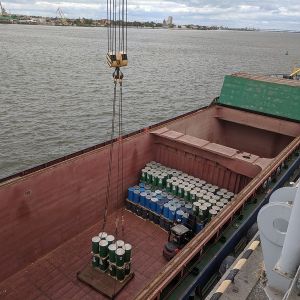 Морской порт Астрахань. Выгрузка груза томатная паста с судна, прибывшего из Ирана.