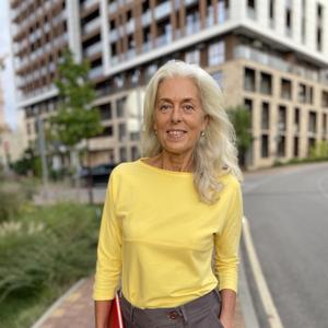 Этот лонгслив женский базовый — доказательство того, что простота может быть эффектной. Забудьте о бесформенном унисексе — в этой модели всё продумано для создания женственного силуэта.

Специальная конструкция и декоративная строчка подчёркивают грудь, создавая выразительный образ даже без дополнительных аксессуаров.

Модель представлена в двух ярких оттенках:

лонгслив женский жёлтый — тёплый, солнечный, идеально сочетается с ахроматикой,
лонгслив женский фуксия — насыщенный, женственный, свежий акцент в образе.
Несмотря на смелые цвета, лонгслив остаётся универсальной базой — его легко сочетать с жакетами, плотными рубашками, брюками и юбками. Это идеальная вещь для создания многослойных образов.

Материал и комфорт:

95% хлопок, 5% эластан,
плотная кулирка — лонгслив женский плотный, но дышащий,
приятен к телу, тянется, отлично садится,
лонгслив в обтяжку, но без стеснения движений.
Рукав и горловина обработаны двойным слоем трикотажа с аккуратной декоративной строчкой — детали, которые выдают в вещи любовь и внимание к качеству.