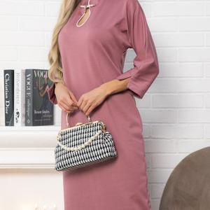 Платье трикотажное розового цвета с брошью от бренда LT Collection. Модель полуприлегающего силуэта, cзади имеется разрез, который обеспечивает удобство и свободу движений. Цельнокроеный укороченный рукав. Воротник на стойке плавно переходит в вырез в виде капельки на груди, создавая утончённый силуэт. Воротник и вырез оформлены кантом в тон броши, что придаёт платью особую изюминку. Декоративные элементы на рукавах — разрезы на манжетах и пуговки под жемчуг — добавляют платью особый шарм. Это платье идеально подойдёт для различных мероприятий, от деловых встреч до вечерних выходов. Оно позволит вам выглядеть стильно и уверенно в любой ситуации!