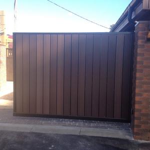 Ворота и калитки с заполнением из заборных планок ДПК органично дополняют заборные секции или служат самостоятельным декоративным решением. Металлическая рама с порошковым покрытием и планки ДПК в едином оттенке обеспечивают долговечность всей конструкции без ежегодного сервисного обслуживания. Планки надёжно крепятся к раме, не провисают и сохраняют геометрию на протяжении всего срока службы.