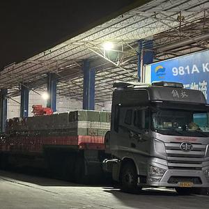Упакованный товар находится в машине